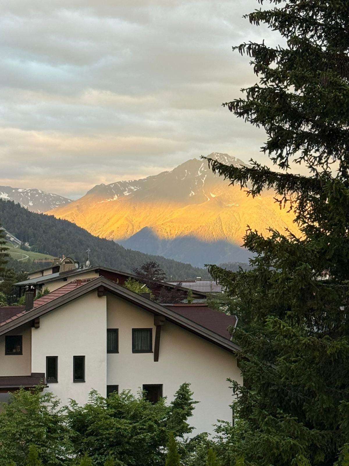 Alpenglühen über dem Ort